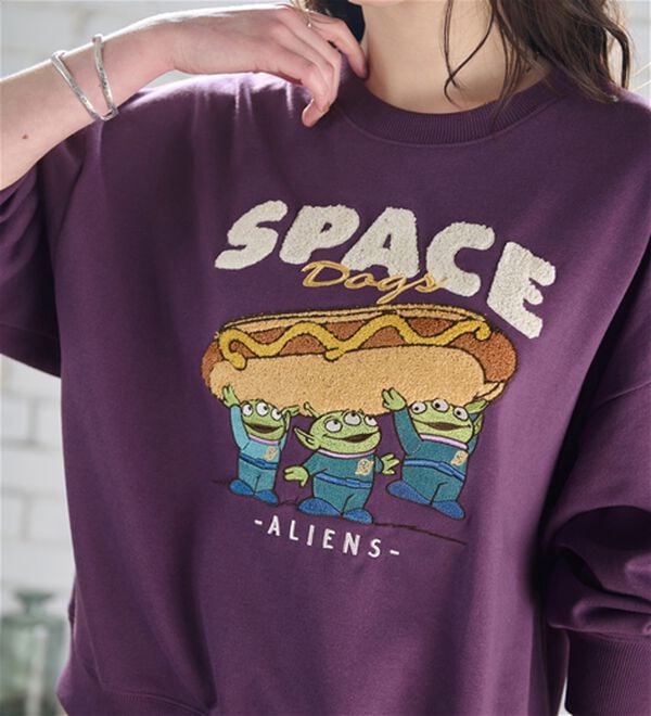 BELLUNA（ベルーナ）の「＜Ｄｉｓｎｅｙ＞【リトルグリーンメン】サガラ刺しゅう裏毛トレーナー（トレーナー・スウェット）」｜詳細画像