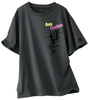 BELLUNA（ベルーナ）の「【ＵＭＢＲＯ】綿１００％サッカーロゴＴシャツ（カットソー）」｜チャコール(フォト)