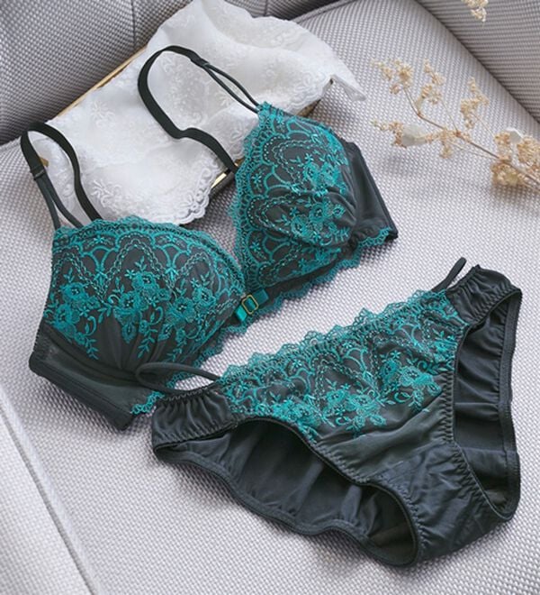 YU'NOW（ユナウ）の「ぷるるん谷間のノンワイヤーブラ＆ショーツ（ブラジャー＆ショーツセット）」｜チャコールグレー