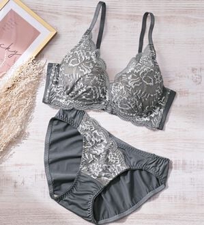 YU'NOW（ユナウ）の「谷間メイクのもちぷるブラ＆ショーツ（ブラジャー＆ショーツセット）」｜チャコールグレー