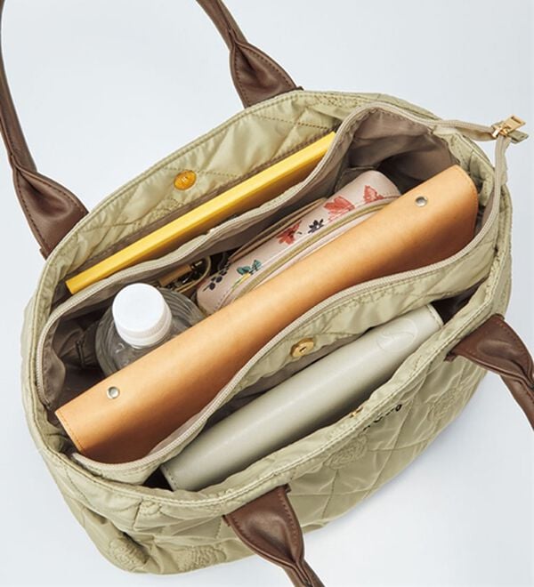 BELLUNA（ベルーナ）の「＜ハローキティ＞Ａ４が入る！軽～い仕切りたくさん手提げバッグ（ハンドバッグ）」｜詳細画像