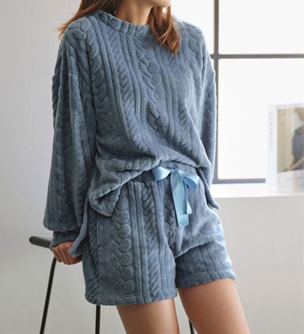 YU'NOW（ユナウ）の「【上下２点セット】ケーブル風フリースルームウェア＆ショートパンツセット（パジャマ・ルームウェア）」｜グレイッシュブルー