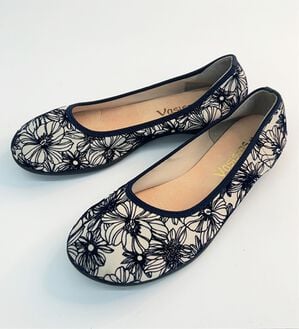 BELLUNA（ベルーナ）の「日本製やわらか軽量パンプス（パンプス）」｜ネイビー花柄