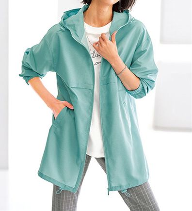 BELLUNA（ベルーナ）の「はっ水加工軽量パーカー（ポーチ付）（パーカー）」