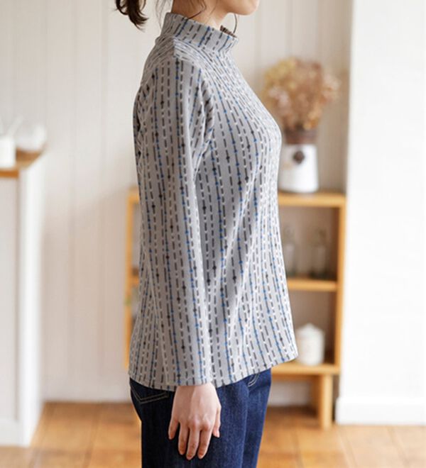 LAVIENNE（ラヴィエンヌ）の「薄手ストレッチフリースのプリントハイネック長袖（ニット・セーター）」｜詳細画像