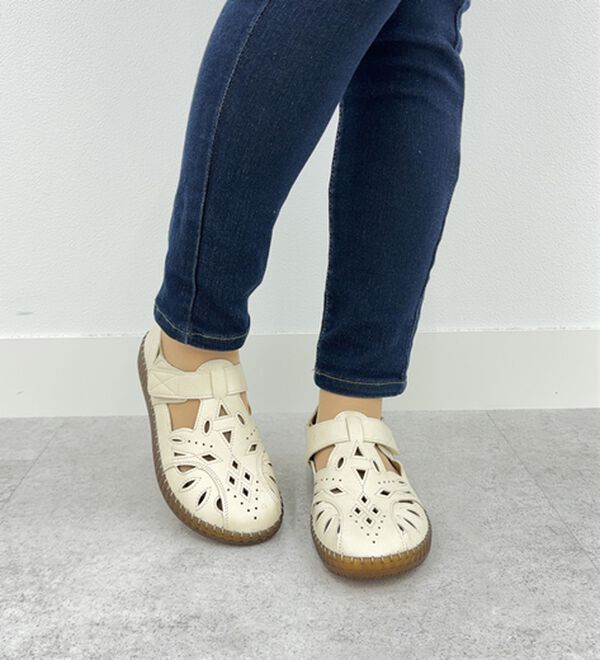 BELLUNA（ベルーナ）の「ステッチ使いゆったりカットワークサンダル（サンダル・ミュール）」｜詳細画像