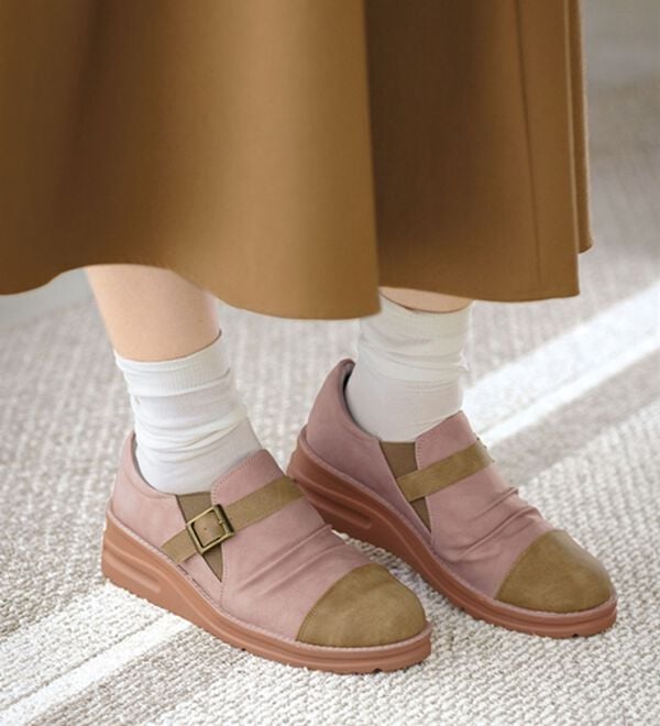 ルフラン（ルフラン）の「サッと履けるはっ水４Ｅ配色ベルトシューズ（フラットシューズ）」｜詳細画像