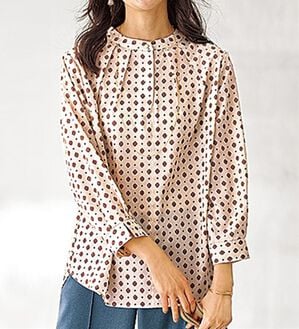 BELLUNA（ベルーナ）の「前ボタンデザイン小紋柄ブラウス（ブラウス）」｜アイボリー系