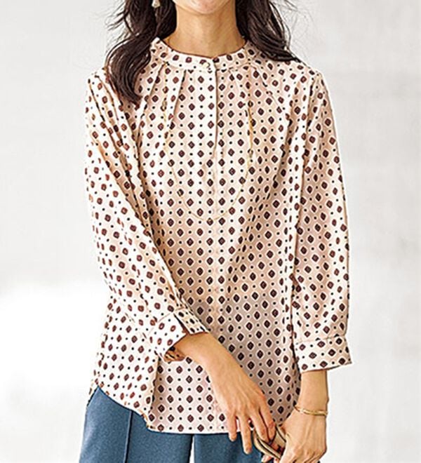 BELLUNA（ベルーナ）の「前ボタンデザイン小紋柄ブラウス（ブラウス）」｜アイボリー系