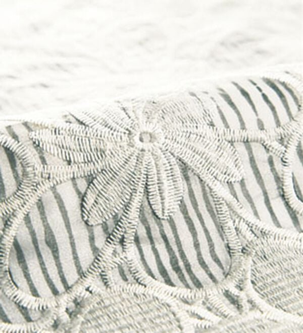 BELLUNA（ベルーナ）の「刺しゅうレース重ねデザインストライプチュニック（チュニック）」｜詳細画像