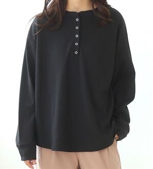 A HAPPY MARILYN（アハッピーマリリン）の「【大きいサイズ】【Ｌ～８Ｌ】着心地さらり　エアドライワッフルヘンリーネックロンＴ（Tシャツ）」｜ブラック