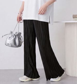 Viola e Viola（ヴィオラ エ ヴィオラ）の「着心地楽ちん！さらっと軽やかプリーツパンツ（フルレングスパンツ）」｜ブラック