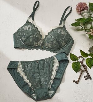 YU'NOW（ユナウ）の「ぷるるん谷間のノンワイヤーブラ＆ショーツ（ブラジャー＆ショーツセット）」｜カーキ