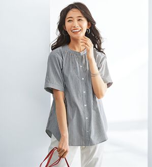 BELLUNA（ベルーナ）の「ギャザー使いバンドカラーブラウス（ブラウス）」｜グレーストライプ