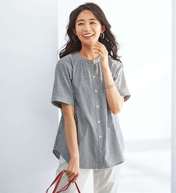 BELLUNA（ベルーナ）の「ギャザー使いバンドカラーブラウス（ブラウス）」｜グレーストライプ