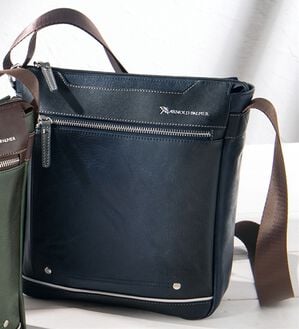 「＜アーノルド　パーマー＞シャドーカラーショルダー（メンズショルダーバッグ）」｜ネイビー