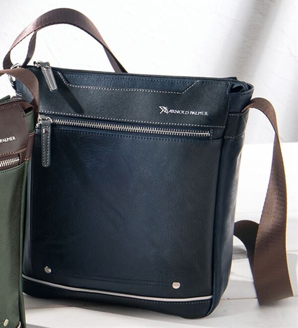 「＜アーノルド　パーマー＞シャドーカラーショルダー（メンズショルダーバッグ）」｜ネイビー
