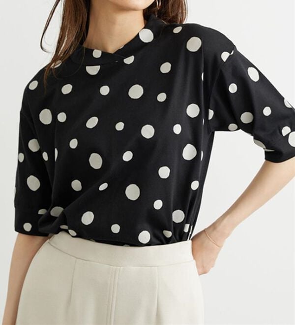 BELLUNA（ベルーナ）の「ランダムドット柄ワイドネックプルオーバー（カットソー）」｜詳細画像
