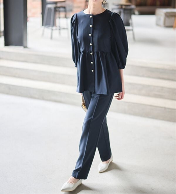 RANAN 新定番スーツシリーズ】洗える！パールボタンペプラムブラウス