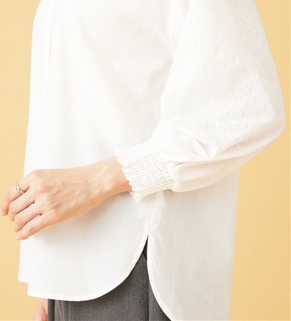 BELLUNA（ベルーナ）の「花柄袖刺しゅうデザインブラウス（ブラウス）」｜詳細画像