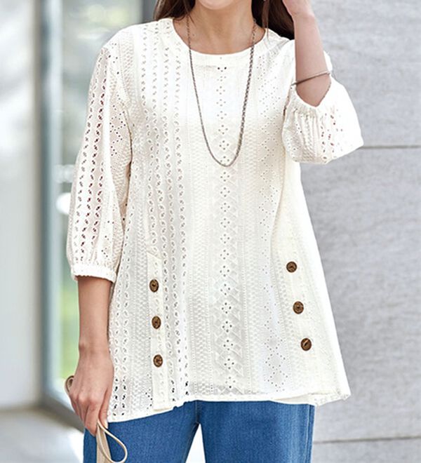 BELLUNA（ベルーナ）の「ボタンデザインオーバーレースブラウス（ブラウス）」｜オフ白