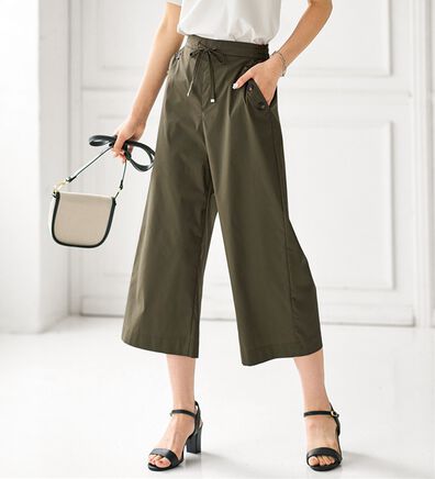 BELLUNA（ベルーナ）の「サラリ綿混ボタン使いキュロットパンツ（クロップドパンツ）」