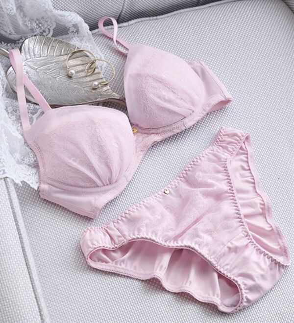 YU'NOW（ユナウ）の「ぷるるん谷間のノンワイヤーブラ＆ショーツ（ブラジャー＆ショーツセット）」｜ライトピンク