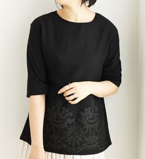 BELLUNA（ベルーナ）の「異素材切替裾刺しゅうチュニック（チュニック）」｜黒