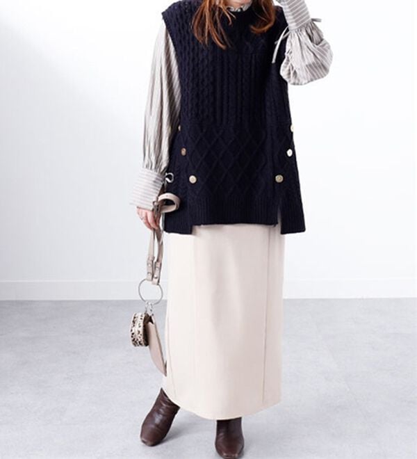 BELLUNA（ベルーナ）の「ゴールドボタン使いケーブルニットベスト（ベスト）」｜詳細画像