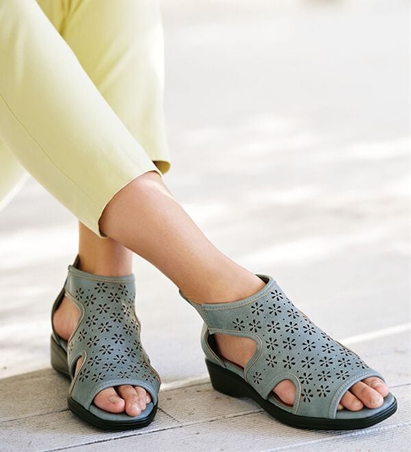 BELLUNA（ベルーナ）の「５Ｅパンチングサマーブーツ（サンダル・ミュール）」｜ブルー