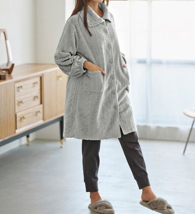 YU'NOW（ユナウ）の「ケーブルニット風フリースの３ｗａｙロングカーディガンルームウェア（パジャマ・ルームウェア）」