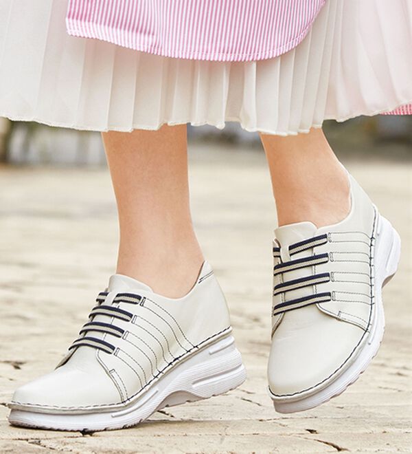 ルフラン（ルフラン）の「ｔｏ　ｂｅ　ｃｏｎｔｉｎｕｅｄ　４Ｅ山羊革ステッチデザイン甲ゴムシューズ（スニーカー）」｜オフホワイト