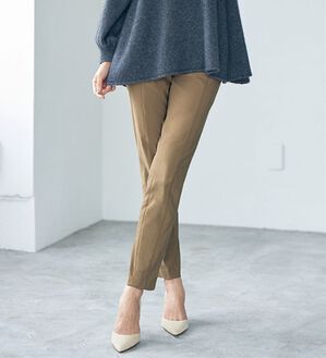VINNO（ヴィノ）の「ストレッチ素材・スリムテーパードパンツ（テーパードパンツ）」｜ベージュ