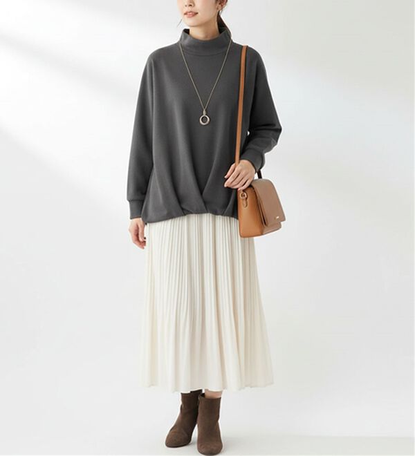 BELLUNA（ベルーナ）の「【嬉しい2点セット】ネックレス付ふんわり裾タックプルオーバー（カットソー）」｜詳細画像