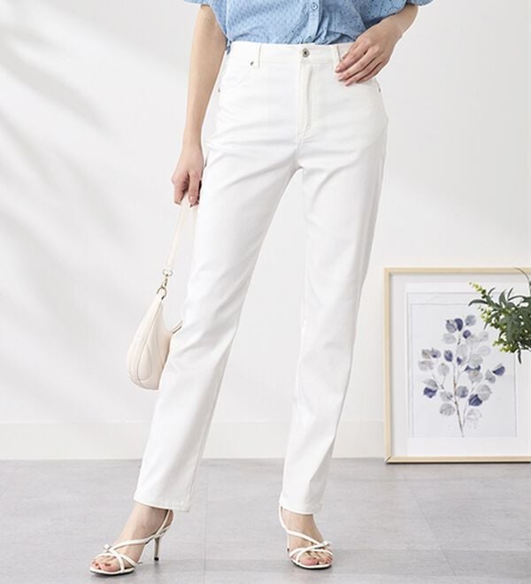 BELLUNA（ベルーナ）の「サラリ速乾！綿サテンストレッチカラーパンツ（フルレングスパンツ）」｜オフ白3