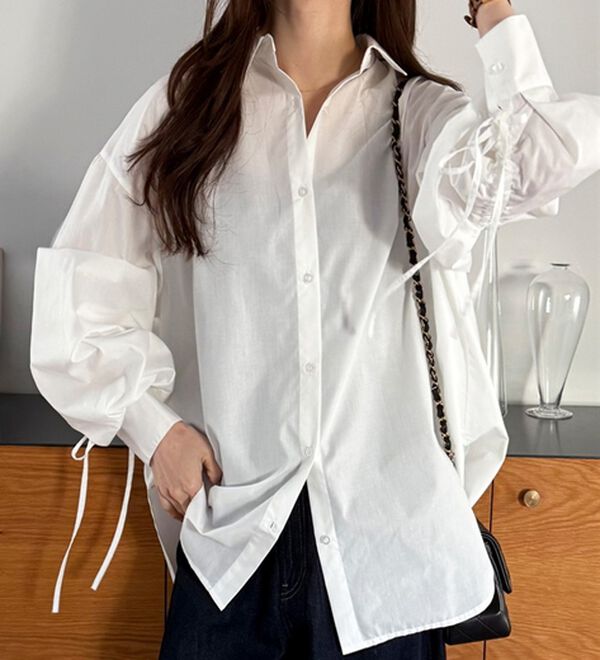 GeeRA（ジーラ）の「バックギャザー＆リボンデザインシャツ（シャツ）」｜詳細画像