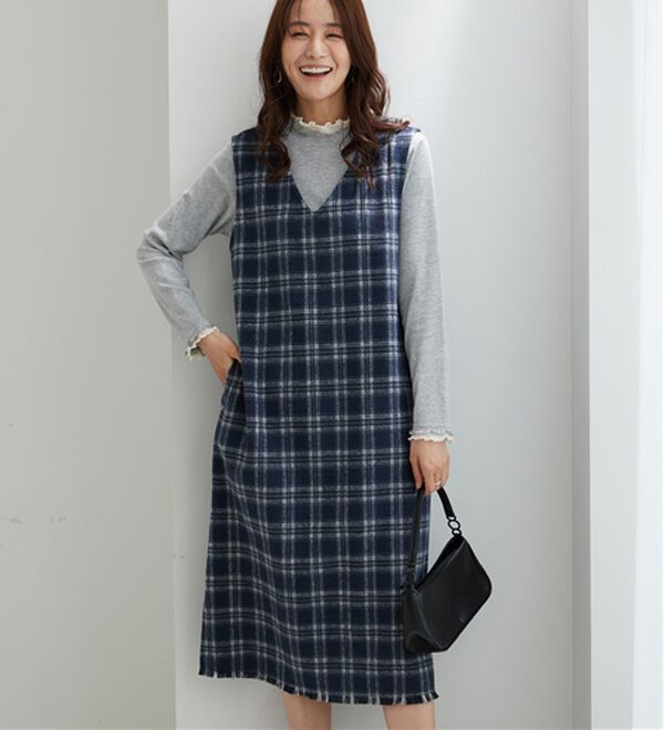 BELLUNA（ベルーナ）の「ポケット付！ふんわり起毛素材ジャンパースカート（ジャンパースカート）」｜ネイビー系チェック