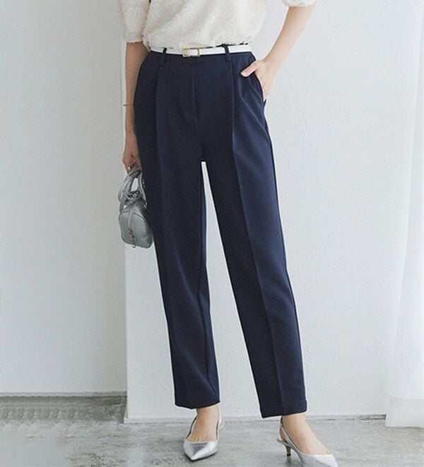 Pierrot（ピエロ）の「【選べる丈】高見えゆるテーパードパンツ（フルレングスパンツ）」｜ダークネイビー