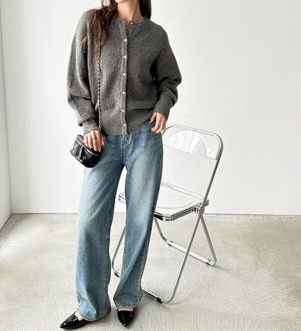 GeeRA（ジーラ）の「ゴールドボタン表面感クルーネックカーディガン（ニットカーディガン）」｜詳細画像