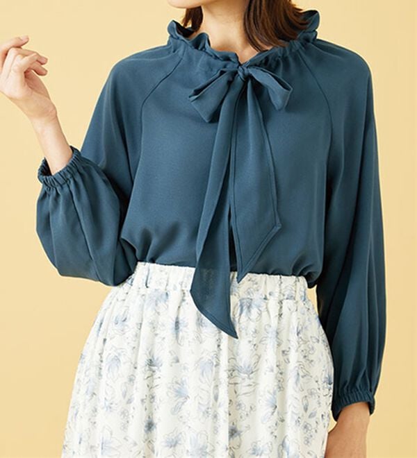 BELLUNA（ベルーナ）の「フリル衿ボウタイデザインブラウス（ブラウス）」｜ターコイズ