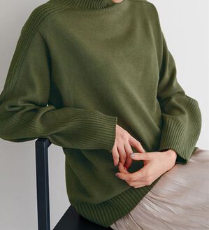 BELLUNA（ベルーナ）の「トレーナーがカジュアルすぎる方に！洗えるリブハイネックニット（ニット・セーター）」｜カーキ
