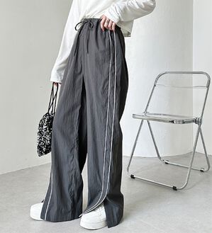 GeeRA（ジーラ）の「裾スリットサイドラインナイロン混パンツ（ワイドパンツ・ガウチョ）」｜チャコールグレー