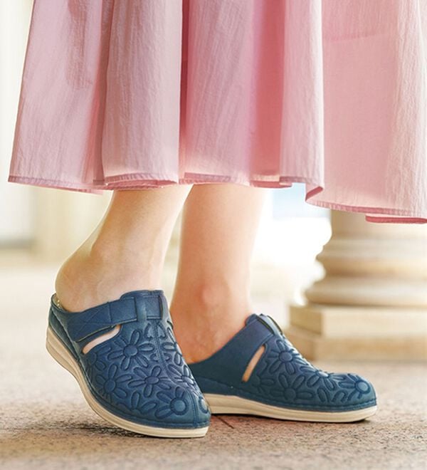 BELLUNA（ベルーナ）の「刺しゅうデザイン柔らかソールミュール（サンダル・ミュール）」｜詳細画像