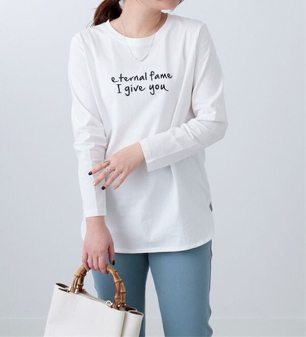 BELLUNA（ベルーナ）の「着回し上手に！きれい見え綿１００％素材ロゴプルオーバー（カットソー）」｜オフ白ロゴ