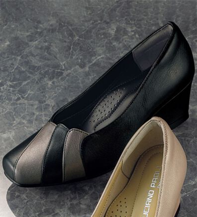 BELLUNA（ベルーナ）の「４Ｅ山羊革フラワーカットウェッジパンプス（パンプス）」