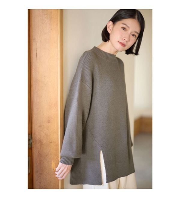 Viola e Viola（ヴィオラ エ ヴィオラ）の「【毛玉になりにくい・静電気防止】サイドスリットハイネックニット（ニット・セーター）」｜詳細画像