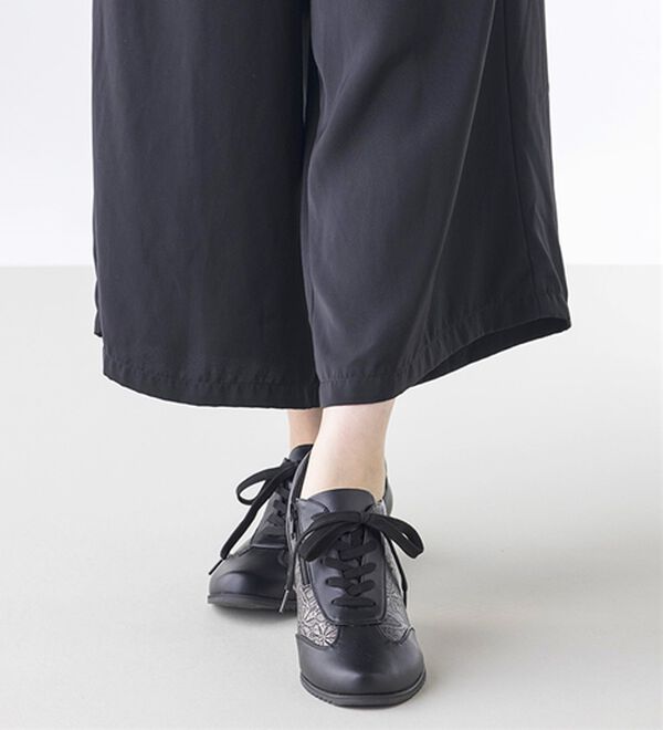 ルフラン（ルフラン）の「ほっそり見え！５Ｅ花柄型押しウォーキングシューズ（スニーカー）」｜詳細画像