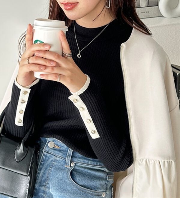 GeeRA（ジーラ）の「袖口ボタン配色ハイネックリブニット（ニット・セーター）」｜詳細画像