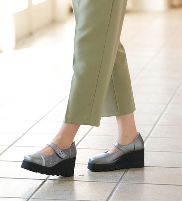 BELLUNA（ベルーナ）の「４Ｅ異素材使い甲ベルト付美脚シューズ（パンプス）」｜詳細画像