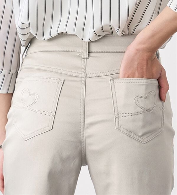 BELLUNA（ベルーナ）の「サラリ速乾！綿サテンストレッチカラーパンツ（フルレングスパンツ）」｜詳細画像